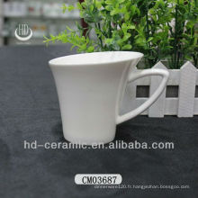 Tasse de café blanc de porcelaine